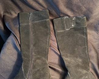 Shoes and Purses on pre-sale through the Whatnot app. 
Whatnot is a selling app. Download the app and then follow entrustedestatesalesnash. 
Send us a message on Whatnot of the shoes/purses you are interested in and we’ll get prices to you! 
Copy/paste this link to get a $15 credit toward your first purchase!
https://whatnot.com/invite/entrustedestatesales
