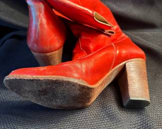 Shoes and Purses on pre-sale through the Whatnot app. 
Whatnot is a selling app. Download the app and then follow entrustedestatesalesnash. 
Send us a message on Whatnot of the shoes/purses you are interested in and we’ll get prices to you! 
Copy/paste this link to get a $15 credit toward your first purchase!
https://whatnot.com/invite/entrustedestatesales
