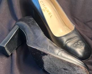 Shoes and Purses on pre-sale through the Whatnot app. 
Whatnot is a selling app. Download the app and then follow entrustedestatesalesnash. 
Send us a message on Whatnot of the shoes/purses you are interested in and we’ll get prices to you! 
Copy/paste this link to get a $15 credit toward your first purchase!
https://whatnot.com/invite/entrustedestatesales
