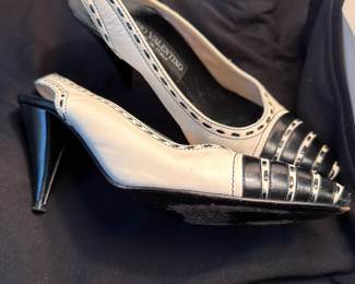 Shoes and Purses on pre-sale through the Whatnot app. 
Whatnot is a selling app. Download the app and then follow entrustedestatesalesnash. 
Send us a message on Whatnot of the shoes/purses you are interested in and we’ll get prices to you! 
Copy/paste this link to get a $15 credit toward your first purchase!
https://whatnot.com/invite/entrustedestatesales
