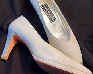 Shoes and Purses on pre-sale through the Whatnot app. 
Whatnot is a selling app. Download the app and then follow entrustedestatesalesnash. 
Send us a message on Whatnot of the shoes/purses you are interested in and we’ll get prices to you! 
Copy/paste this link to get a $15 credit toward your first purchase!
https://whatnot.com/invite/entrustedestatesales
