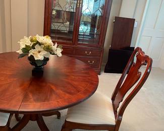 American Drew Comapny table with one leaf and four chairs.