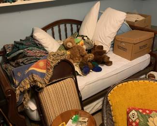 Day bed with trundle bed