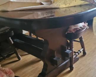 Bennington pine dining room table with 4 chairs and 2 leafs.