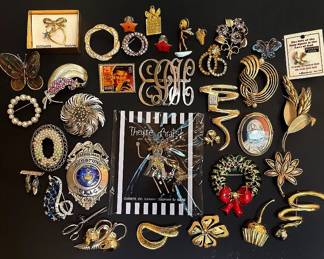 Collection Of Gold And Silver Toned Brooches 