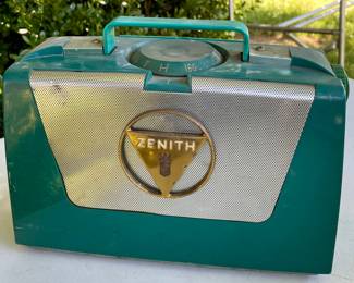 VINTAGE ZENITH RADIO WITH WAVE MAGNET
