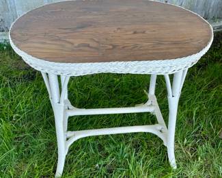 OAK TOP TABLE WITH WICKER BASE