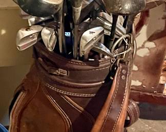 “ SEDGEFIELD COUNTRY CLUB GUEST MEMBER 1973” GOLF BAG FULL OF CLUBS