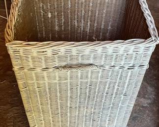 VINTAGE/ANTIQUE WICKER HAMPER
