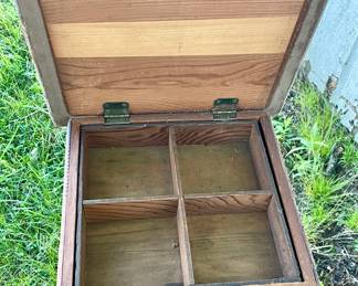 VINTAGE/ANTIQUE WICKER/WOOD SEWING STAND/STORAGE