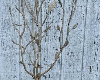 GOLDEN METAL TREE SCULPTURE