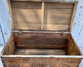 ANTIQUE WOODEN BOX