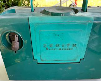 VINTAGE ZENITH RADIO WITH WAVE MAGNET