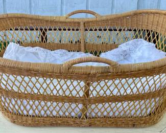 VINTAGE/ANTIQUE BASKET/BASSINETT