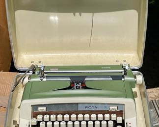 VINTAGE ROYAL TYPEWRITER W/CASE