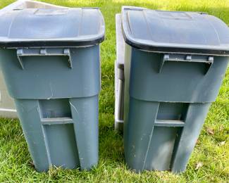 GARBAGE CANS/TOTES
