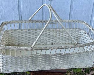 VINTAGE/ANTIQUE BASKET/BASSINETT