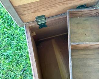 VINTAGE/ANTIQUE WICKER/WOOD SEWING STAND/STORAGE