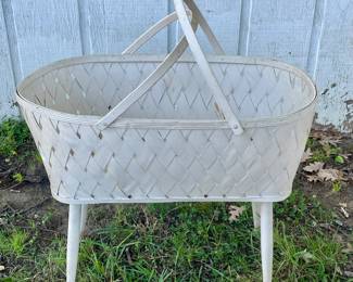 VINTAGE/ANTIQUE BASSINETT