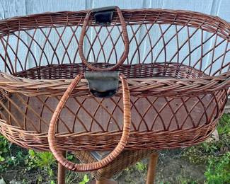 VINTAGE/ANTIQUE WICKER BASKET/BASSINETT