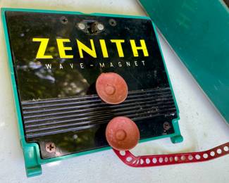 VINTAGE ZENITH RADIO WITH WAVE MAGNET