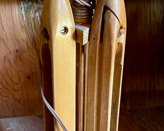 VINTAGE/ANTIQUE TEXTILE SHUTTLE/SPOOL LAMP