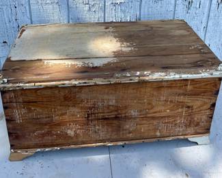 ANTIQUE WOODEN BOX