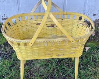 VINTAGE/ANTIQUE BASKET/BASSINETT