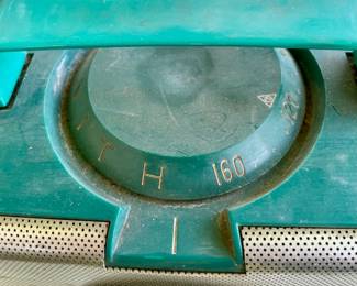 VINTAGE ZENITH RADIO WITH WAVE MAGNET