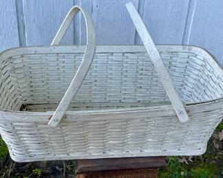VINTAGE/ANTIQUE BASKET/BASSINETT