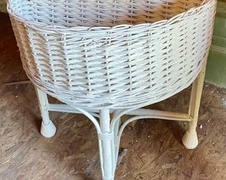 VINTAGE/ANTIQUE WICKER BASIN/BASKET