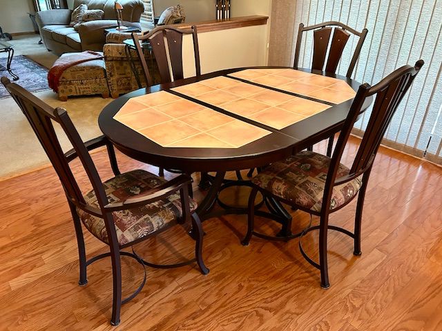 Dining room table with 4 chairs