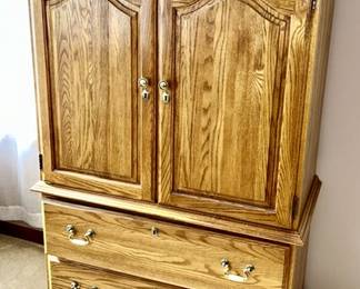 Upright chest of drawers/armoire