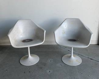 Mid-century design chairs. Saarinen “tulip chair” type fiberglass chairs. Swivel. 