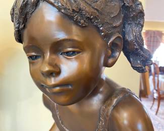 Detail of the face of the bronze girl.