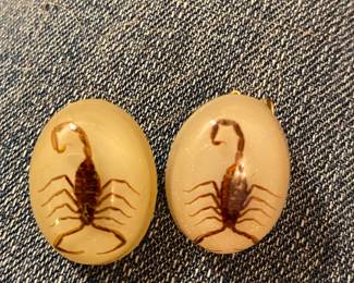 Cool clip-on earrings with genuine little scorpions in resin. Ooooh....folks would notice you when wearing these! :)