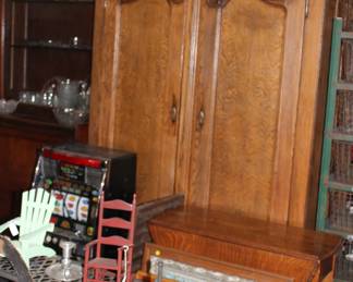 Working 25 cent slot machine. Over 200 tokens included. 