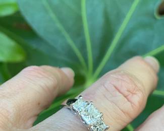#88 - $800 - 14kt white gold 1 carat 3 stone ring. 3.48 grams - size 5.5