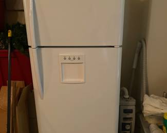 #65 - $200 Kenmore refrigerator upper freezer 2009