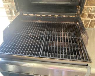 #55 - $150 Weber Genesis gaz grill, hook up to your line or gaz tank - 56Lx22D