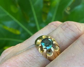 $250- 14Kt yellow gold ring w/green stone SZ10