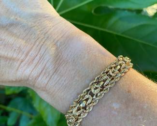 $600 - 14kt yellow gold bracelet 7"L - 16grams approx 