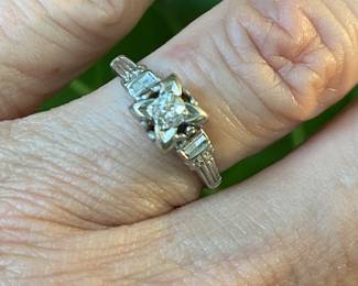 $65 - 14kt white gold ring sz 5 3/4 