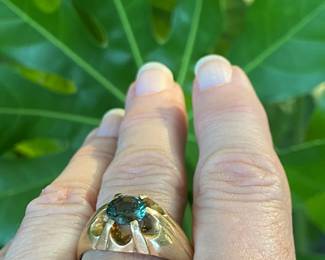 $250- 14Kt yellow gold ring w/green stone SZ10