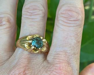 $250- 14Kt yellow gold ring w/green stone SZ10