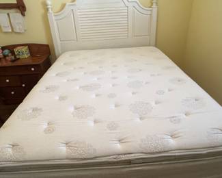 $350 full/queen bed