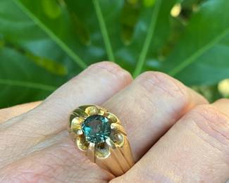 $250- 14Kt yellow gold ring w/green stone SZ10