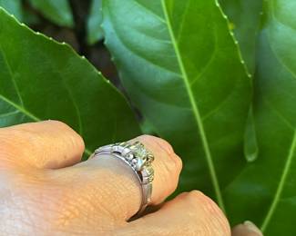 $65 - 14kt white gold ring sz 5 3/4 