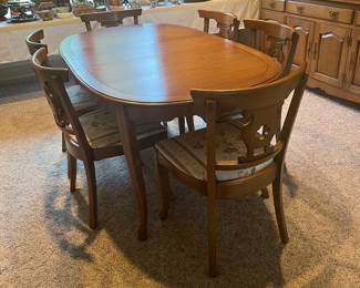 Dinning Table And 6 Chair With 3 Leaf's  and All Pads 
Dining Table $250.00