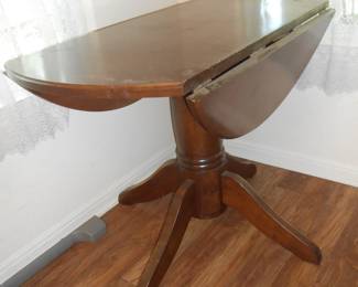 Drop leaf table